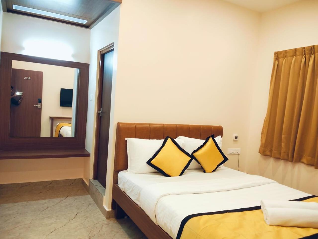 Uj Pallazzio - Business Class Luxury Hotel Tiruvannāmalai Buitenkant foto