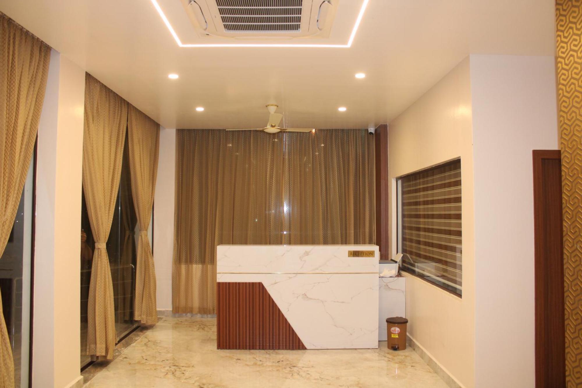 Uj Pallazzio - Business Class Luxury Hotel Tiruvannāmalai Buitenkant foto